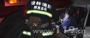 小车司机疑醉驾肇事半挂车 榆林消防迅速救援