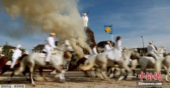 瑞士欢庆“送冬节” 焚烧“雪人”迎春来