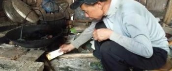 心酸!68岁儿子身患残疾 牵101岁老母拾荒吃剩菜