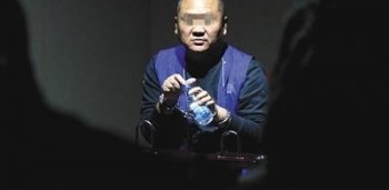 18年前抢银行208万 “亿万富豪”受审