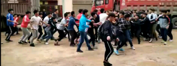 云南高中生群殴 几十人赤手空拳对打 堪比古惑仔火拼