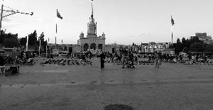 小贩圈地 北京展览馆广场变“商场”