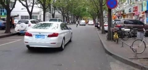 珠海这些路段违停较多 靠路边停车打电话也会被罚