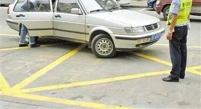 珠海这些路段违停较多 靠路边停车打电话也会被罚