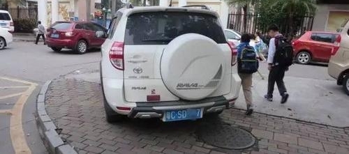 珠海这些路段违停较多 靠路边停车打电话也会被罚