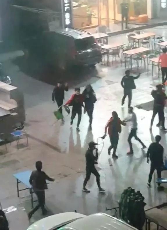 银川10多名小伙当街斗殴 酒吧门口一片混乱