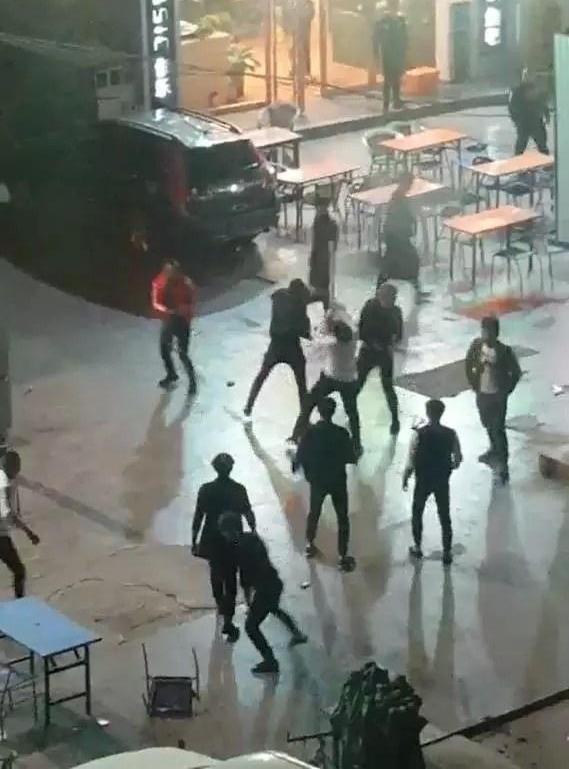 银川10多名小伙当街斗殴 酒吧门口一片混乱