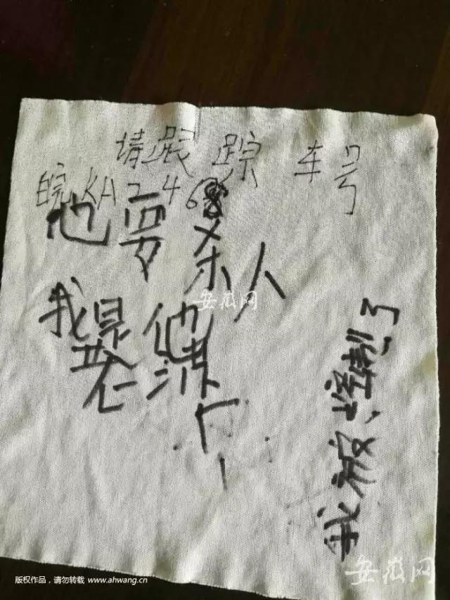 男子高速路上捡餐巾纸 写锛偹??比