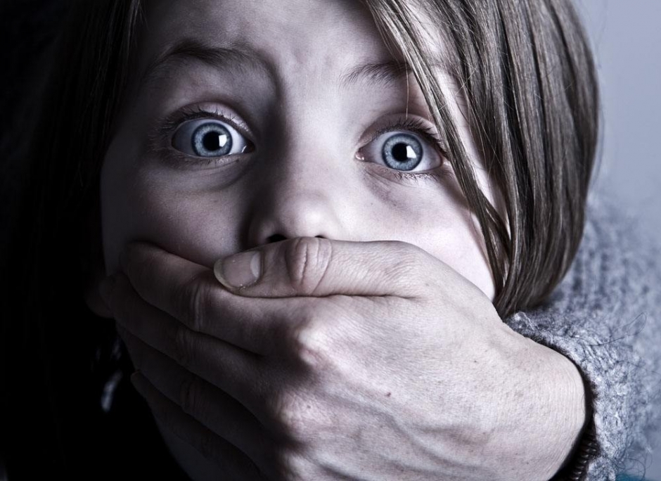 男子高速路上捡餐巾纸 写锛偹??比