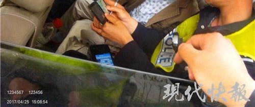 酒驾被查 男子拿出一本假证