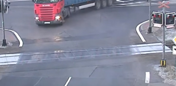 人人都说大货车“不好惹”？那是因为它没碰到“硬茬”！