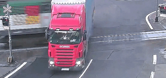 人人都说大货车“不好惹”？那是因为它没碰到“硬茬”！