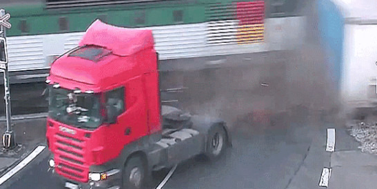 人人都说大货车“不好惹”？那是因为它没碰到“硬茬”！