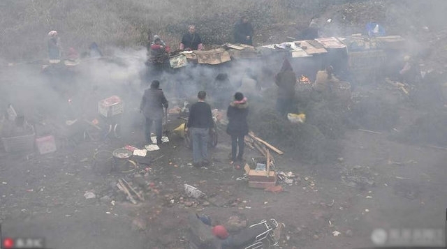 这不是火灾是熏肉，熏腊肉熏出了新高度，烟雾萦绕宛若仙境