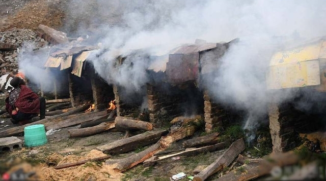 这不是火灾是熏肉，熏腊肉熏出了新高度，烟雾萦绕宛若仙境