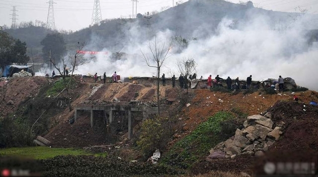 这不是火灾是熏肉，熏腊肉熏出了新高度，烟雾萦绕宛若仙境