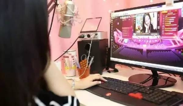 女主播四个月收入一万元 工作量没达标被索赔30万