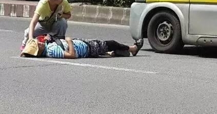 湘潭一20岁女子晕倒马路 陌生男子看到施以援手
