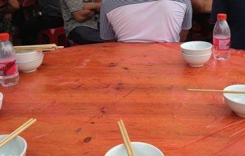 在农村吃酒席，最重要是自己会招待自己