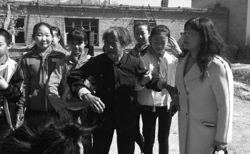 河间18名小学生情暖空巢老人