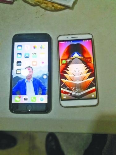 粗心乘客一天遗失两部手机 被公交两名司机先后找回