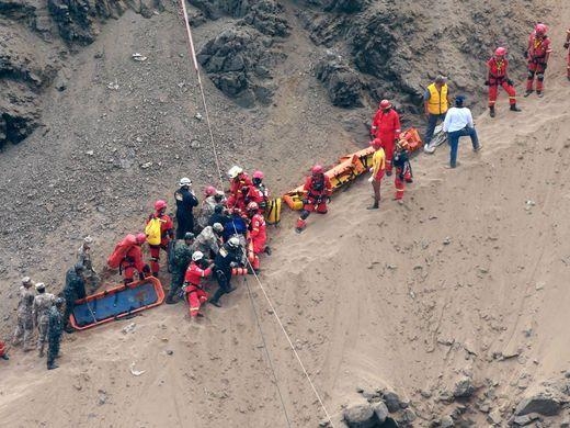 秘鲁大巴魔鬼弯坠崖致36死 总统发推感慨:悲剧