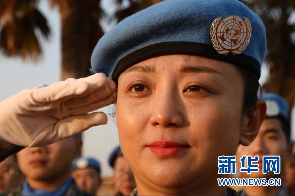 敬礼!战地国旗别样红 蓝盔战士海外升旗庆新年