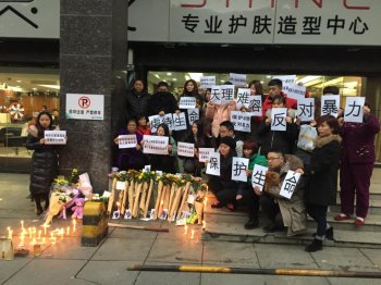 金毛犬当街咬人被打死，爱狗人士堵警察家门送花圈