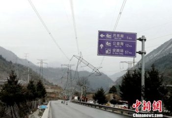 四川石棉货车撞上500千伏铁塔 抢修正紧张进行中