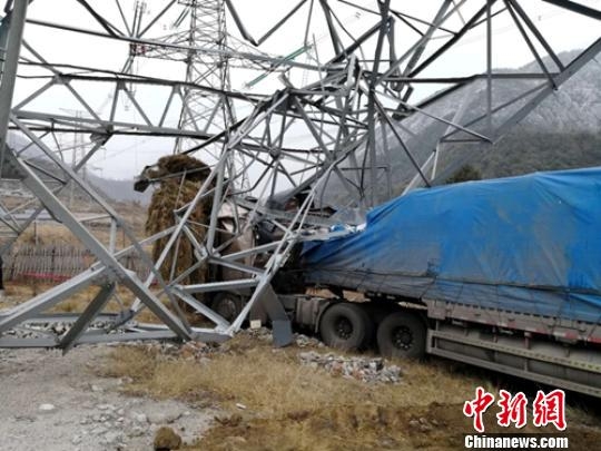 四川石棉货车撞上500千伏铁塔 抢修正紧张进行中