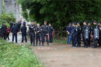 捅杀殴打母亲的女邻居 大学毕业生潜逃16年后落网