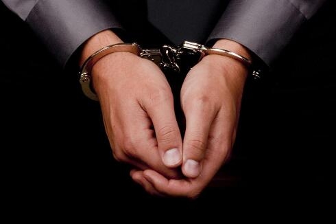 夫妻吵架拿孩子出气 未满月女婴被父亲摔地致死