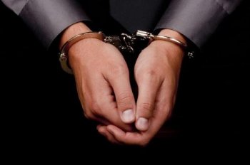 夫妻吵架拿孩子出气 未满月女婴被父亲摔地致死