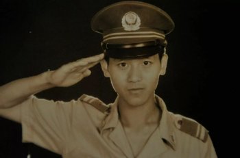 救人被砸身亡保安被授予见义勇为先进个人 奖30万