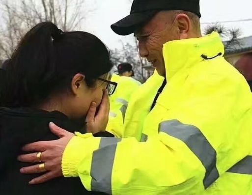 救人被砸身亡保安被授予见义勇为先进个人 奖30万