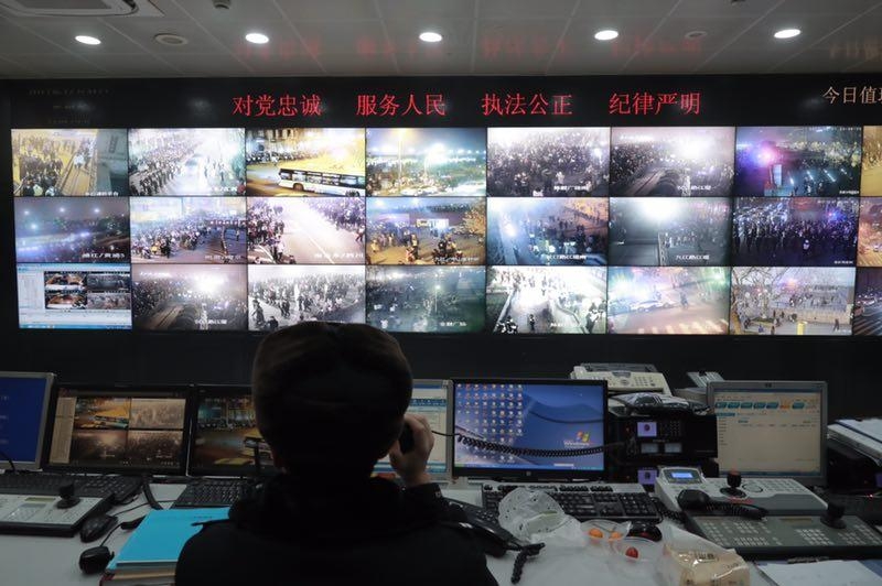 上海重霾难阻民众跨年热情 外滩游客逾30万