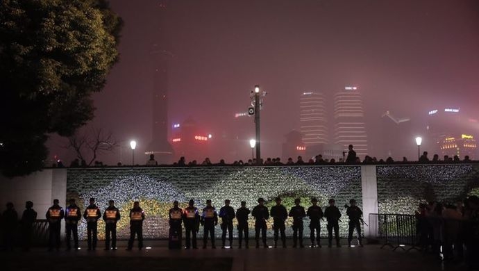 上海重霾难阻民众跨年热情 外滩游客逾30万