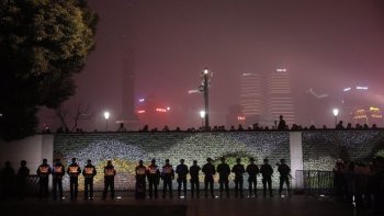 上海重霾难阻民众跨年热情 外滩游客逾30万