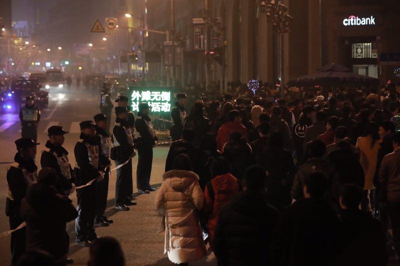 上海重霾难阻民众跨年热情 外滩游客逾30万