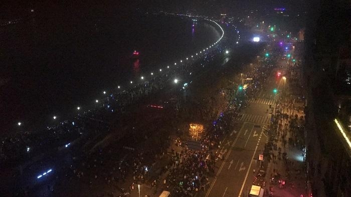 上海重霾难阻民众跨年热情 外滩游客逾30万