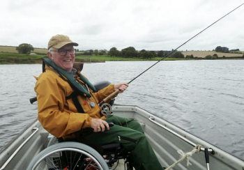 感动！英国老人患病将失声 提前为孙女录下1200句话