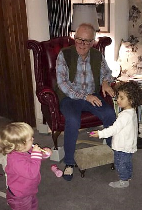 感动！英国老人患病将失声 提前为孙女录下1200句话