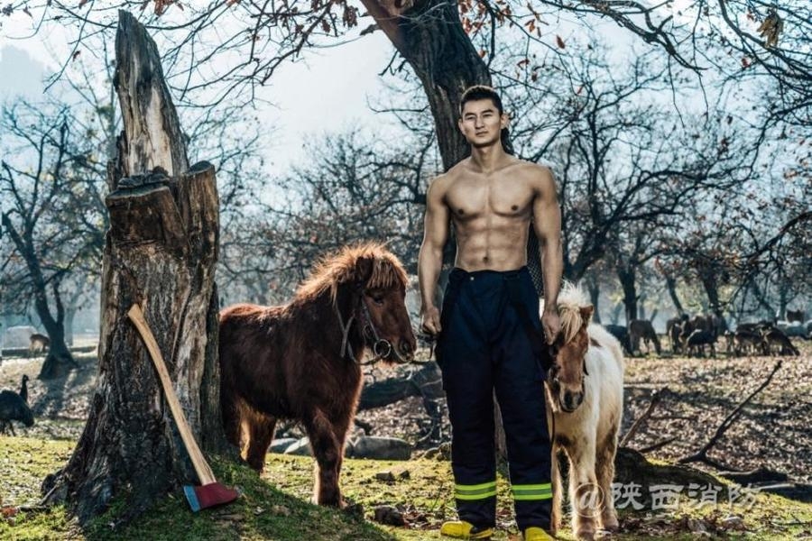 2018中国消防员台历照曝光：一身肌肉呈上满屏的“安全感”