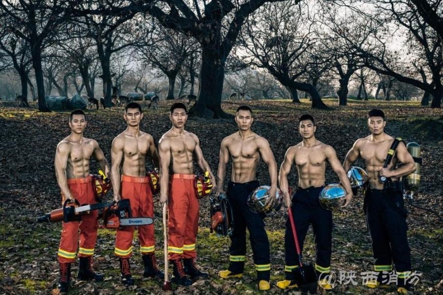 2018中国消防员台历照曝光：一身肌肉呈上满屏的“安全感”