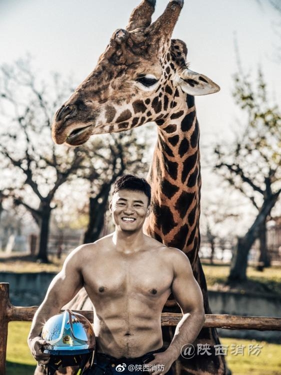 2018中国消防员台历照曝光：一身肌肉呈上满屏的“安全感”