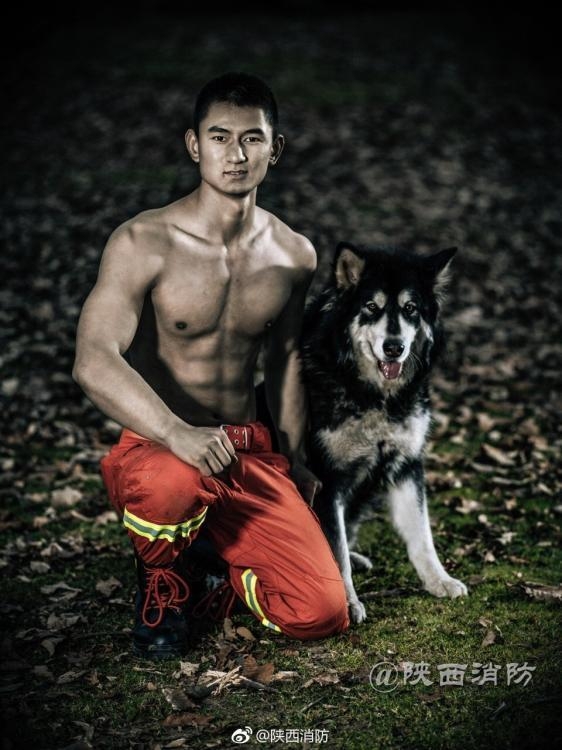 2018中国消防员台历照曝光：一身肌肉呈上满屏的“安全感”