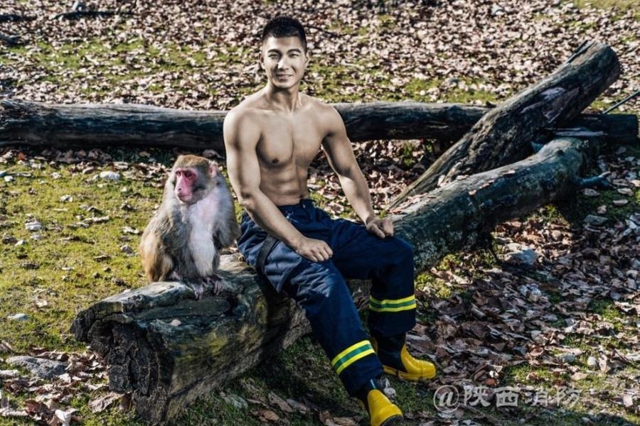 2018中国消防员台历照曝光：一身肌肉呈上满屏的“安全感”