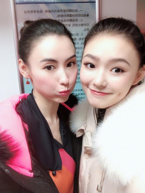 组图:37岁张柏芝与21岁林允合影 相差16岁毫无违和感