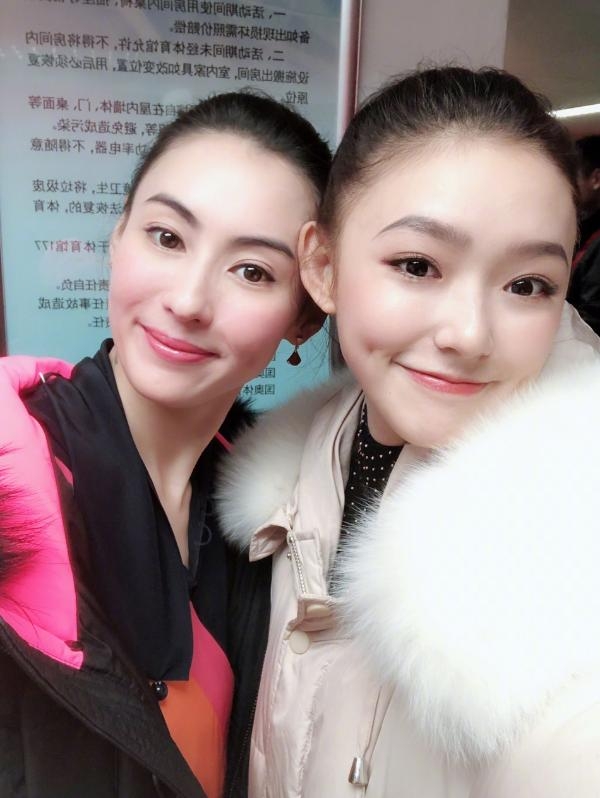 组图:37岁张柏芝与21岁林允合影 相差16岁毫无违和感