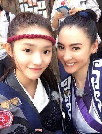 组图:37岁张柏芝与21岁林允合影 相差16岁毫无违和感